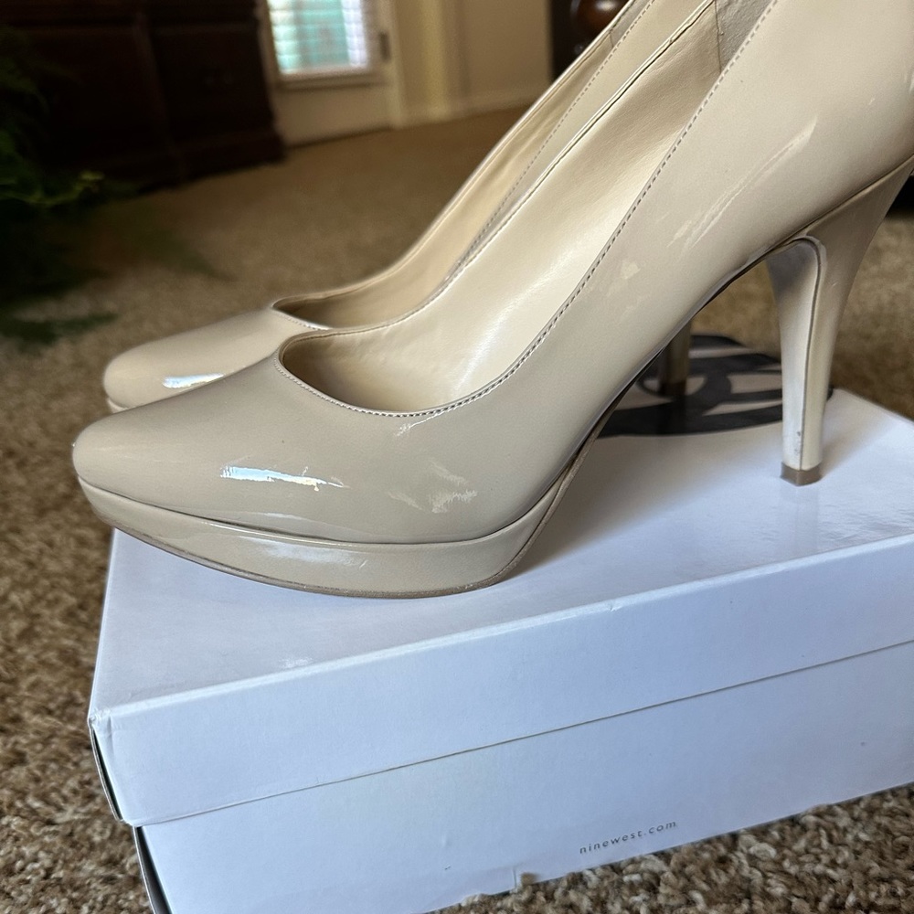 Nude pumps
